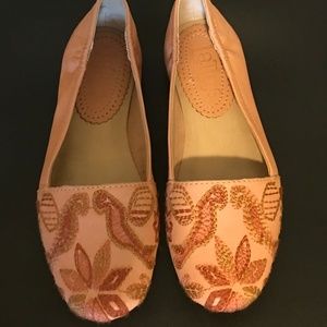 Leather embroidered shoes